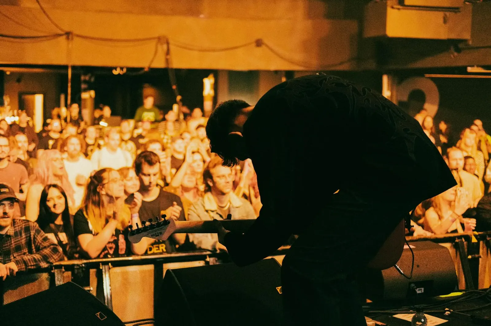 Aidan Mansell performing to a crowd